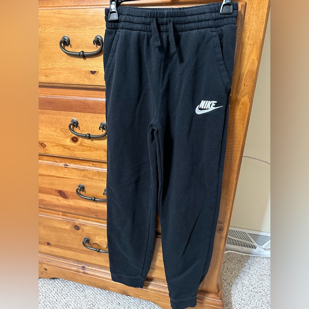 Nike joggers youth XL. Good condition.